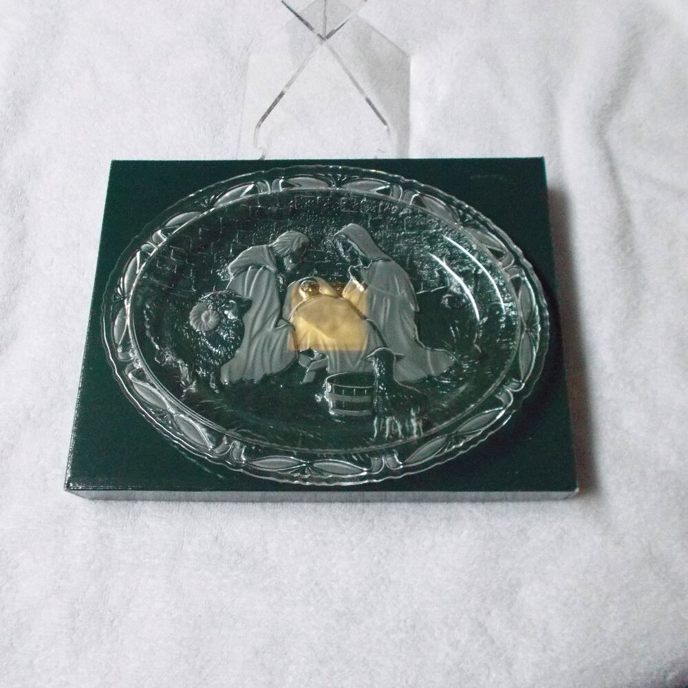 NWOT Mikasa Nativity Scene plate with stand